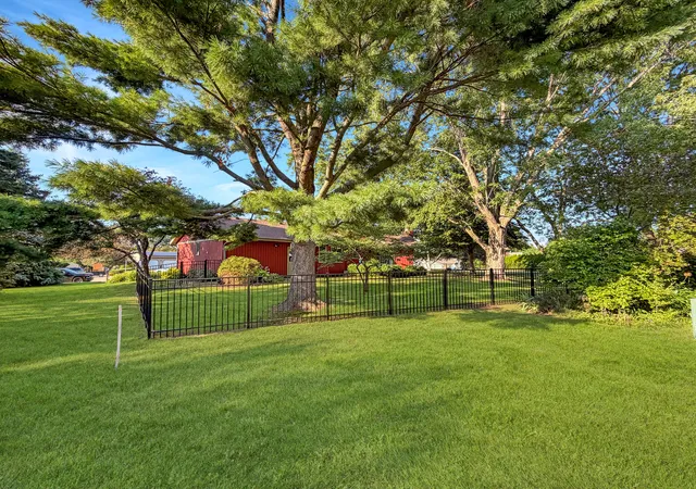 Photo 3 of Single family home for sale at 829 Sutton Pl, Freeport, IL 61032 | MLS# 12709545 | Listing updated on 2026-10-24