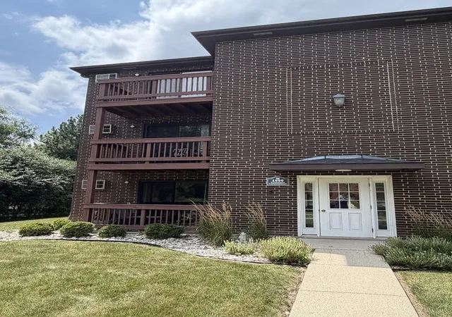 Listing Photo 1 - Condo for sale in building located at 1000 Spruce St, Glendale Heights, IL 60139 - Unit #1A