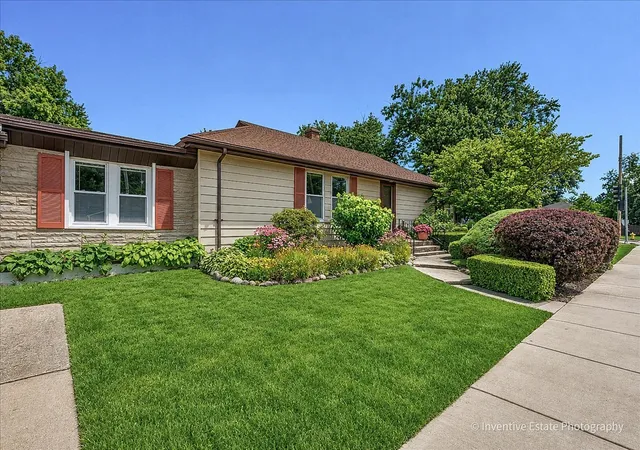 Photo 3 of Single family home for sale at 143 Woodstock Ave, Clarendon Hills, IL 60514 | MLS# 12709627 | Listing updated on 2026-09-24