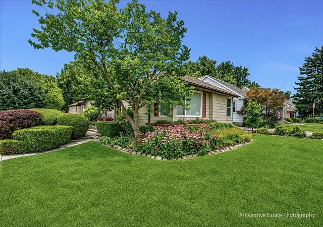 Photo 3 of Single family home for sale at 143 Woodstock Ave, Clarendon Hills, IL 60514 | MLS# 12709627 | Listing updated on 2026-09-24