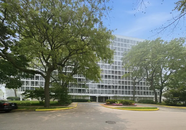 Listing Photo 1 - Condo for sale in building located at 601 E 32Nd St, Chicago, IL 60616 - Unit #310