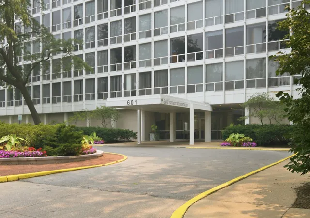 Listing Photo 2 - Condo for sale in building located at 601 E 32Nd St, Chicago, IL 60616 - Unit #310