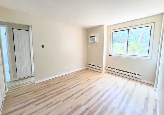 Listing Photo 4 - Condo for sale in building located at 160 Dunteman Dr, Glendale Heights, IL 60139 - Unit #102