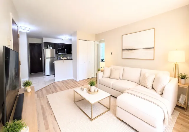 Listing Photo 5 - Condo for sale in building located at 160 Dunteman Dr, Glendale Heights, IL 60139 - Unit #102