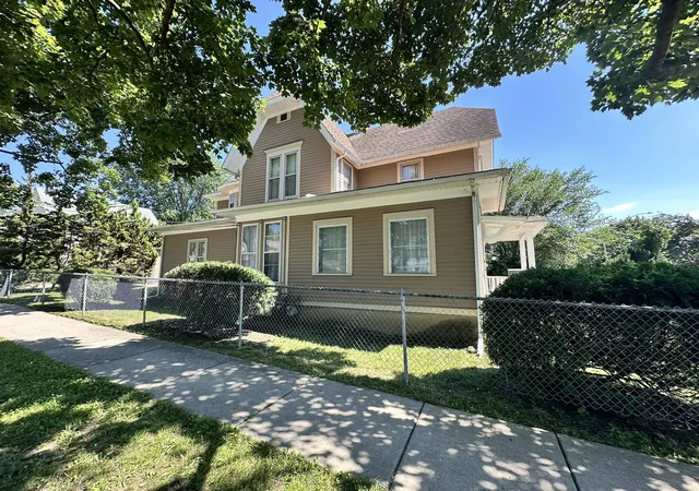 Photo 4 of House for sale at 419-421 N Spring St, Elgin, IL 60120 | MLS# 12709745 | Listing updated on 2026-07-30