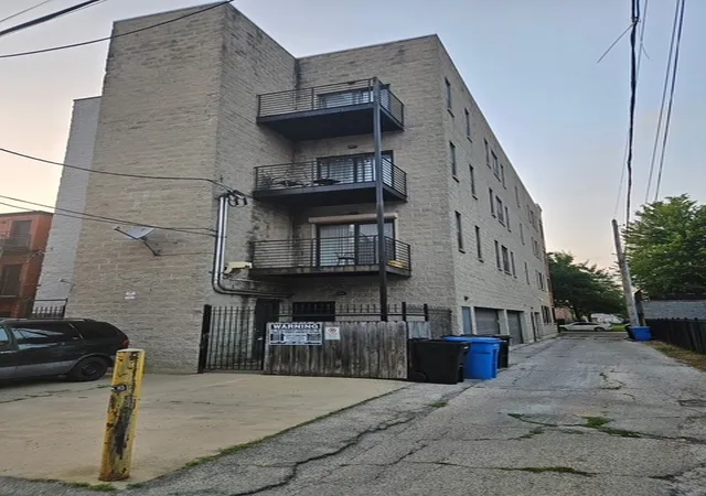 Listing Photo 4 - Condo for sale in building located at 2113 W Gladys Ave, Chicago, IL 60612 - Unit #2S