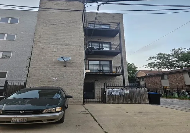 Listing Photo 5 - Condo for sale in building located at 2113 W Gladys Ave, Chicago, IL 60612 - Unit #2S