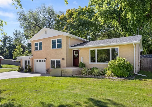 Photo 1 of Single family home for sale at 2106 Eastwood Ave, Streator, IL 61364 | MLS# 12709829 | Listing updated on 2026-10-09