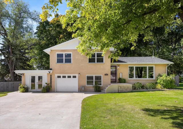 Photo 2 of Single family home for sale at 2106 Eastwood Ave, Streator, IL 61364 | MLS# 12709829 | Listing updated on 2026-10-09