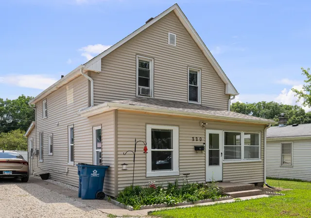 Photo 2 of Single family home for sale at 220 30th Avenue, East Moline, IL 61244 | MLS# 12709830 | Listing updated on 2026-09-16