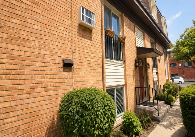 2nd image of 1243 Washington St E #C304, Des Plaines, IL 60016 | MLS# 12709846