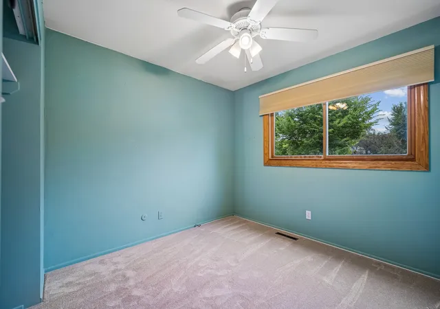 Photo 4 of Single family home for sale at 118 Dartmoor Dr, Crystal Lake, IL 60014 | MLS# 12709876 | Listing updated on 2026-09-24