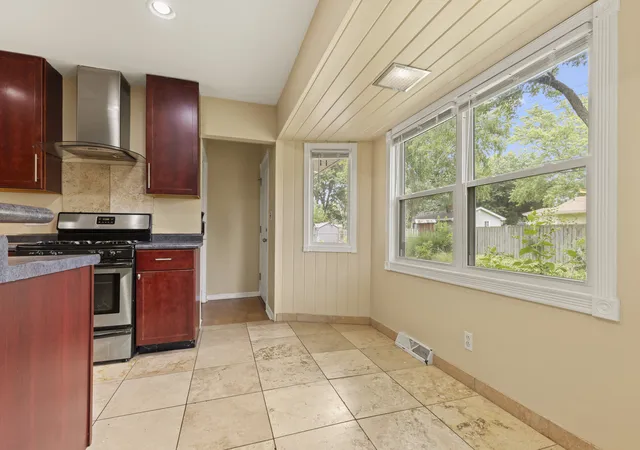 5th image of 1403 Comanche Dr, Rockford, IL 61107 | MLS# 12709906