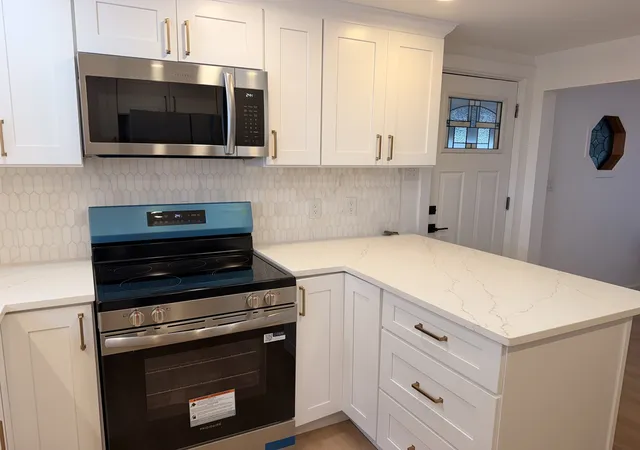 Photo 3 of Single family home for sale at 121 Oak Dr, De Kalb, IL 60115 | MLS# 12709907 | Listing updated on 2026-10-27