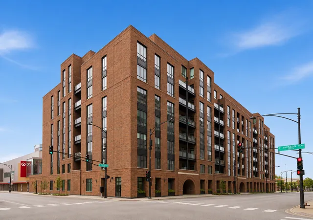 2nd image of 305 S Racine Ave, Chicago, IL 60607
