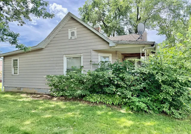 Photo 3 of Sale Pending at 214 E Reynolds St, Pontiac, IL 61764 | MLS# 12709956 | Listing updated on 2026-10-02