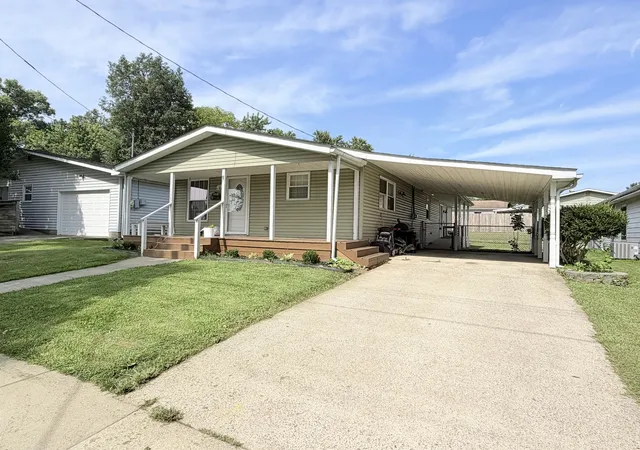 Photo 4 of Single family home for sale at 1103 S Hobson St, Harrisburg, IL 62946 | MLS# 12710003 | Listing updated on 2026-10-12