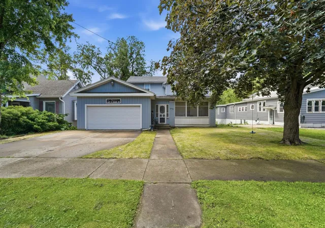 Photo 1 of Single family home for sale at 627 E Main St, Ottawa, IL 61350 | MLS# 12710015 | Listing updated on 2026-09-08