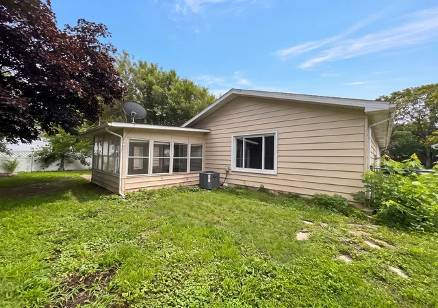 Photo 4 of Single family home for sale at 912 Hollycrest Dr, Champaign, IL 61821 | MLS# 12710047 | Listing updated on 2026-10-06