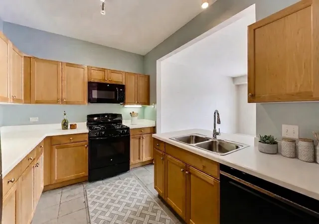 Listing Photo 4 - Condo for sale in building located at 2951 Central St, Evanston, IL 60201 - Unit #307