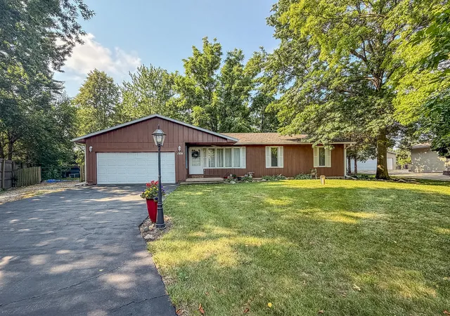 Photo 1 of Single family home for sale at 1709 W S Shore Dr, Mahomet, IL 61853 | MLS# 12710098 | Listing updated on 2026-09-15