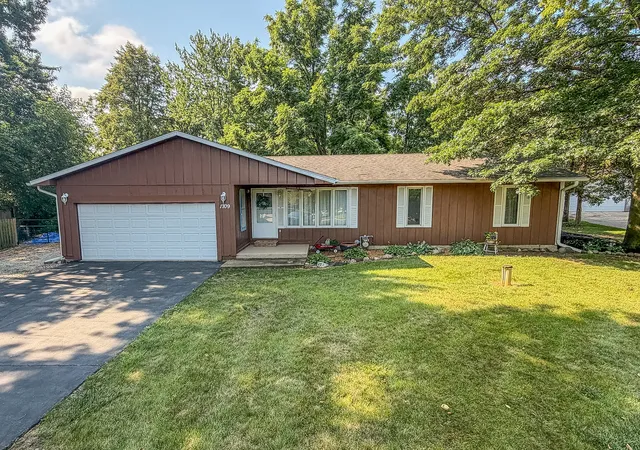 Photo 2 of Single family home for sale at 1709 W S Shore Dr, Mahomet, IL 61853 | MLS# 12710098 | Listing updated on 2026-09-15