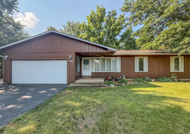 Photo 2 of Single family home for sale at 1709 W S Shore Dr, Mahomet, IL 61853 | MLS# 12710098 | Listing updated on 2026-09-15