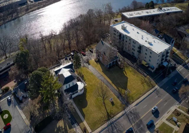 Listing Photo 2 - Condo for sale in building located at 479 N Lake St, Aurora, IL 60506