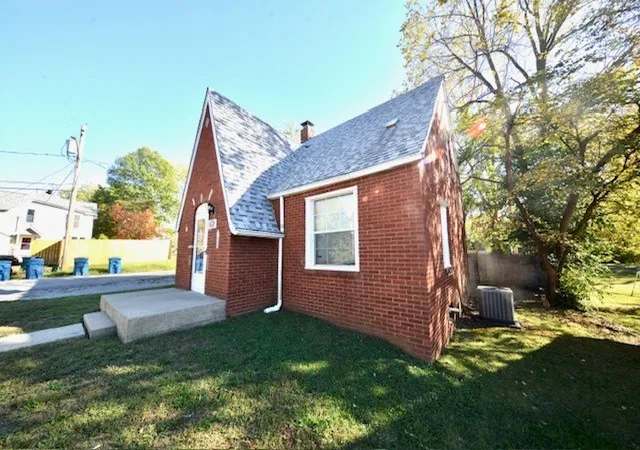 Photo 3 of Single family home for sale at 1501 Viola Ave, Mount Vernon, IL 62864 | MLS# 12710148 | Listing updated on 2026-10-22