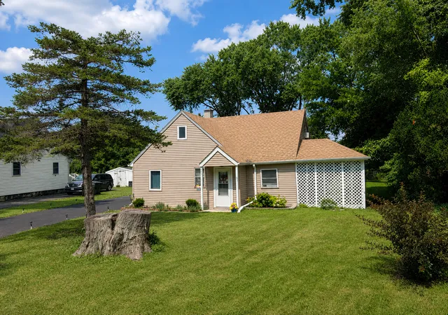 Photo 2 of Single family home for sale at 924 Hillwood Cir, Round Lake Beach, IL 60073 | MLS# 12710161 | Listing updated on 2026-08-15