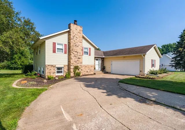 Photo 1 of Single family home for sale at 25 Woodcrest Dr, Geneseo, IL 61254 | MLS# 12710229 | Listing updated on 2026-09-15