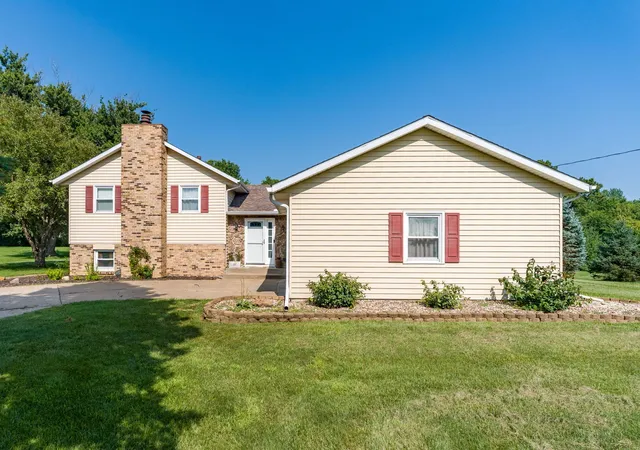 Photo 2 of Single family home for sale at 25 Woodcrest Dr, Geneseo, IL 61254 | MLS# 12710229 | Listing updated on 2026-09-15