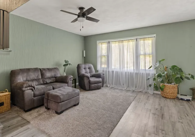 Photo 3 of Single family home for sale at 25 Woodcrest Dr, Geneseo, IL 61254 | MLS# 12710229 | Listing updated on 2026-09-15