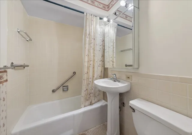 2nd image of 1567 Ridge Ave, Evanston, IL 60201
