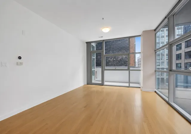 Listing Photo 4 - Condo for sale in building located at 225 S Sangamon St, Chicago, IL 60607 - Unit #306