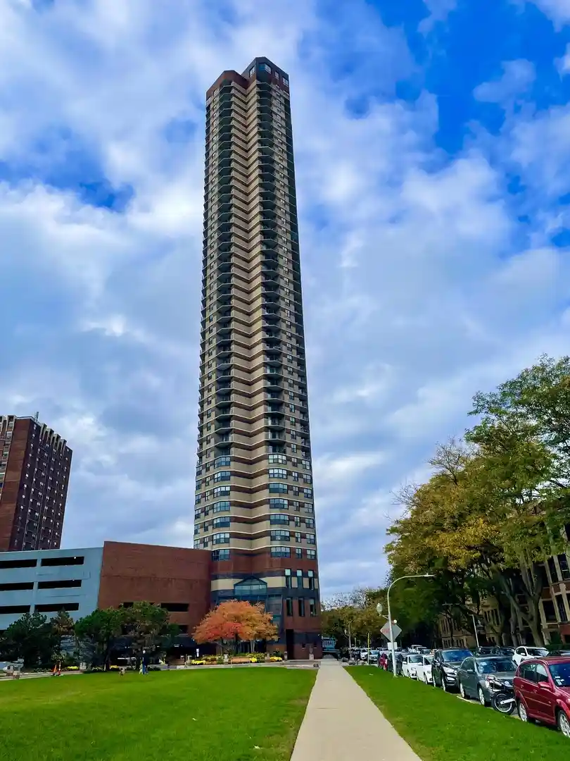 Listing Photo 2 - Condo for sale in 3660 N Lake Shore Dr located at 3660 N Lake Shore Dr, Chicago, IL 60613 - Unit #2513