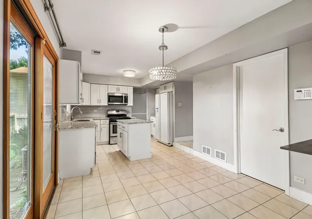 Photo 3 of Single family home for sale at 702 Buffalo Cir, Carol Stream, IL 60188 | MLS# 12710290 | Listing updated on 2026-09-15