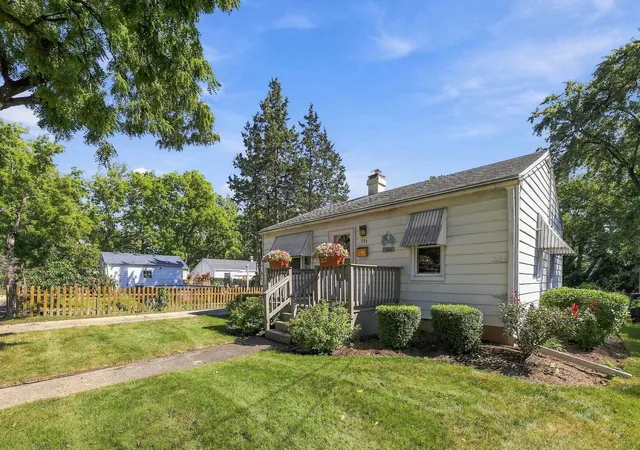 Photo 3 of Single family home for sale at 677 Clark St, Elgin, IL 60123 | MLS# 12710293 | Listing updated on 2026-09-14