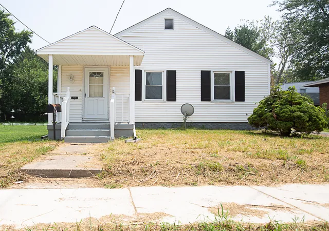 Photo 1 of Single family home for sale at 618 Maple St, Bloomington, IL 61701 | MLS# 12710298 | Listing updated on 2026-07-26
