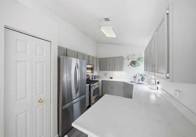 5th image of 97 Shorewood Dr, Glendale Heights, IL 60139 | MLS# 12710657