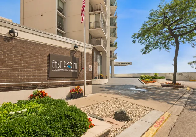 Photo 2 of Sale Pending at 940 W Glenlake Ave #27A, Chicago, IL 60660 | MLS# 12710734 | Listing updated on 2026-09-27