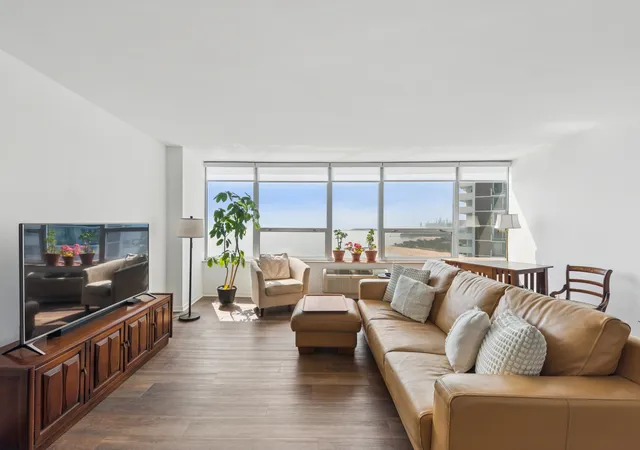 Photo 3 of Sale Pending at 940 W Glenlake Ave #27A, Chicago, IL 60660 | MLS# 12710734 | Listing updated on 2026-09-27
