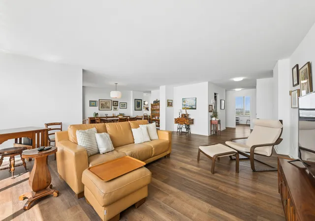 Photo 3 of Sale Pending at 940 W Glenlake Ave #27A, Chicago, IL 60660 | MLS# 12710734 | Listing updated on 2026-09-27