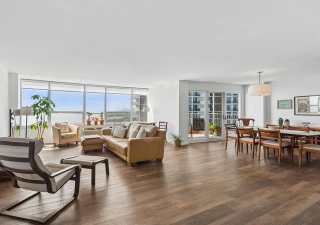 Photo 4 of Sale Pending at 940 W Glenlake Ave #27A, Chicago, IL 60660 | MLS# 12710734 | Listing updated on 2026-09-27