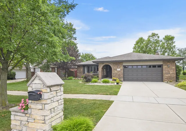 Photo 2 of Single family home for sale at 8955 Linden Dr, Tinley Park, IL 60487 | MLS# 12710776 | Listing updated on 2026-10-04