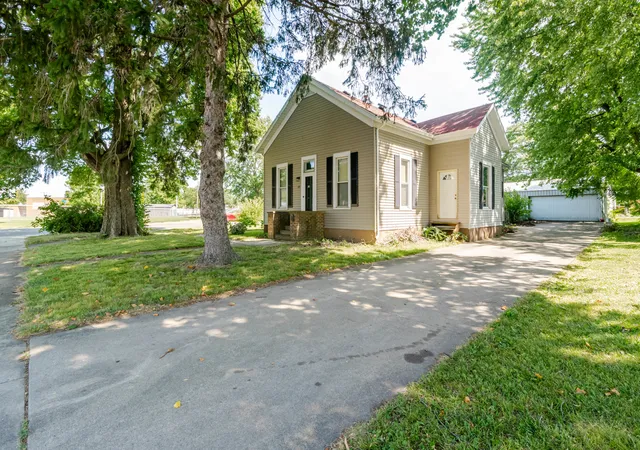 Photo 1 of Single family home for sale at 105 7th Street, Lincoln, IL 62656 | MLS# 12710856 | Listing updated on 2026-10-22