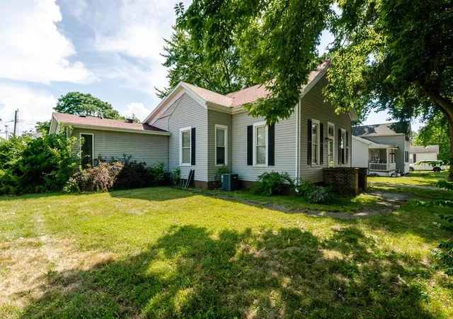 Photo 2 of Single family home for sale at 105 7th Street, Lincoln, IL 62656 | MLS# 12710856 | Listing updated on 2026-10-22