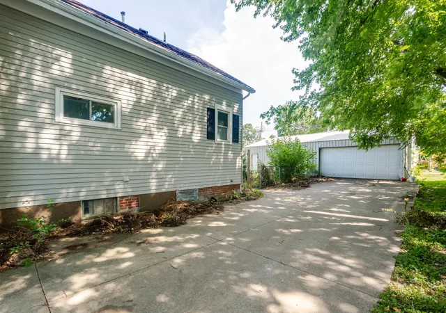 Photo 3 of Single family home for sale at 105 7th Street, Lincoln, IL 62656 | MLS# 12710856 | Listing updated on 2026-10-22
