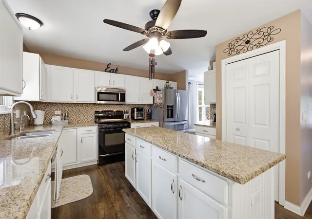 Photo 3 of Single family home for sale at 1904 Maple Glen Dr, Plainfield, IL 60586 | MLS# 12710901 | Listing updated on 2026-09-16