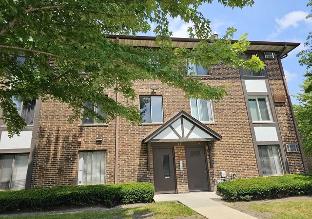 1st image of 11 Crestview Ln #10, Vernon Hills, IL 60061 | MLS# 12710903